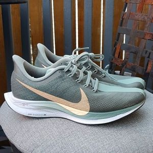 Nike Pegasus Turbo 35 in olive + blush ladies